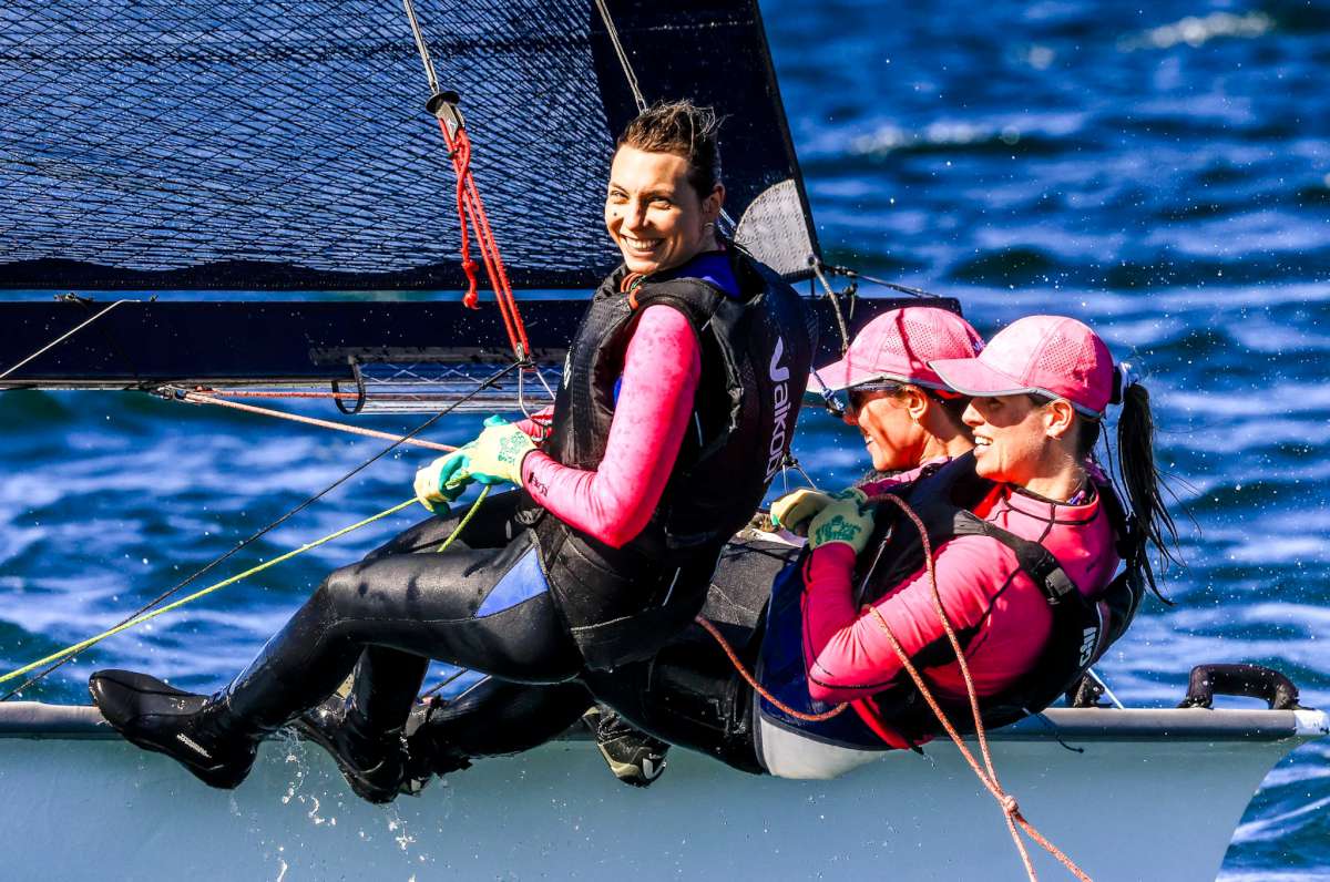 Queens of Buckingham skiff team