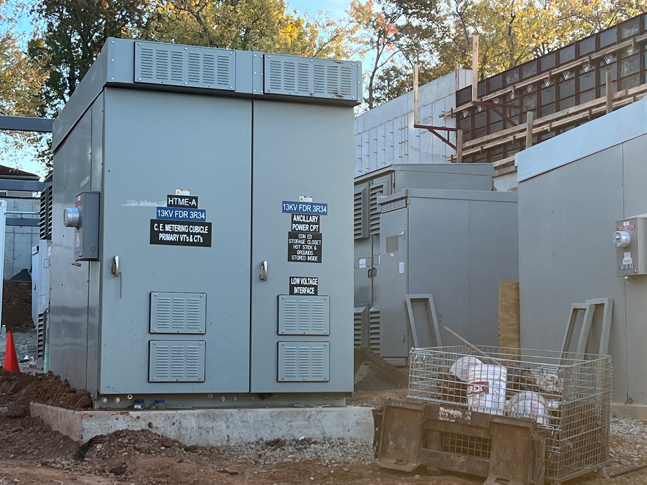 Massive concrete walls are being built around this Staten Island battery storage project. Here’s why.