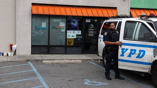 The man then moved to a deli nearby, where he pointed the gun at a worker behind the counter and told him to dial 911, claiming that he was going to shoot up a hospital.(Reutes/Representational Image)