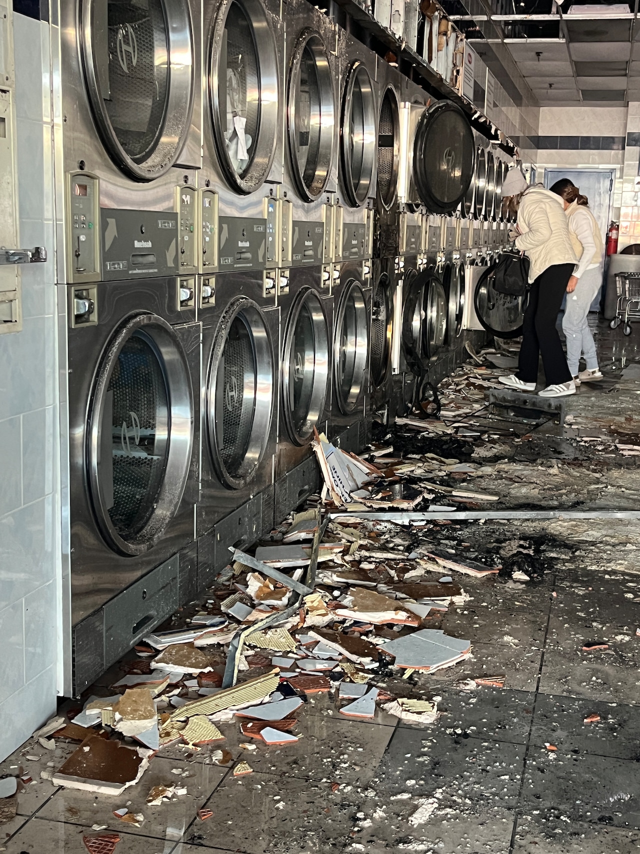 FDNY responds to fire at laundromat in Richmond Valley