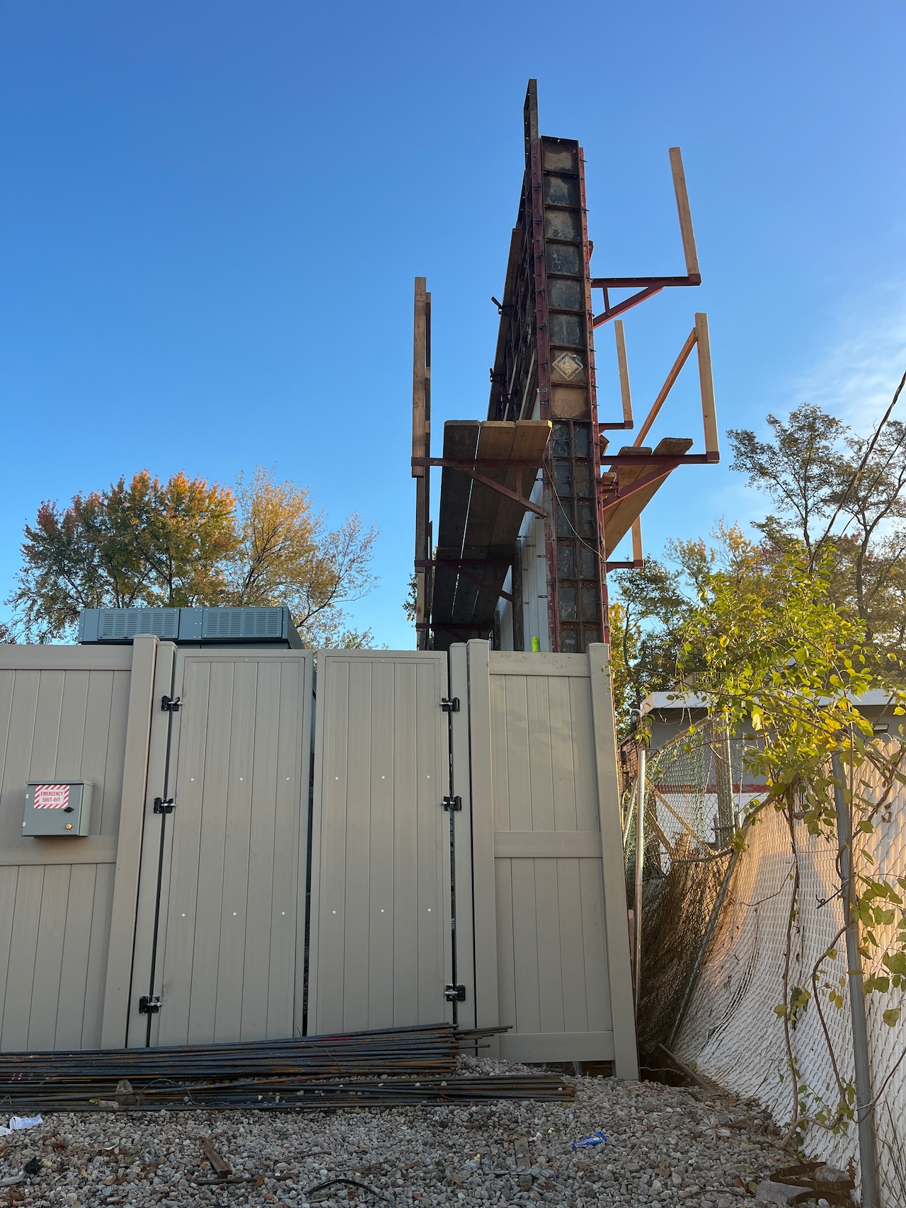 Massive concrete walls are being built around this Staten Island battery storage project. Here’s why.