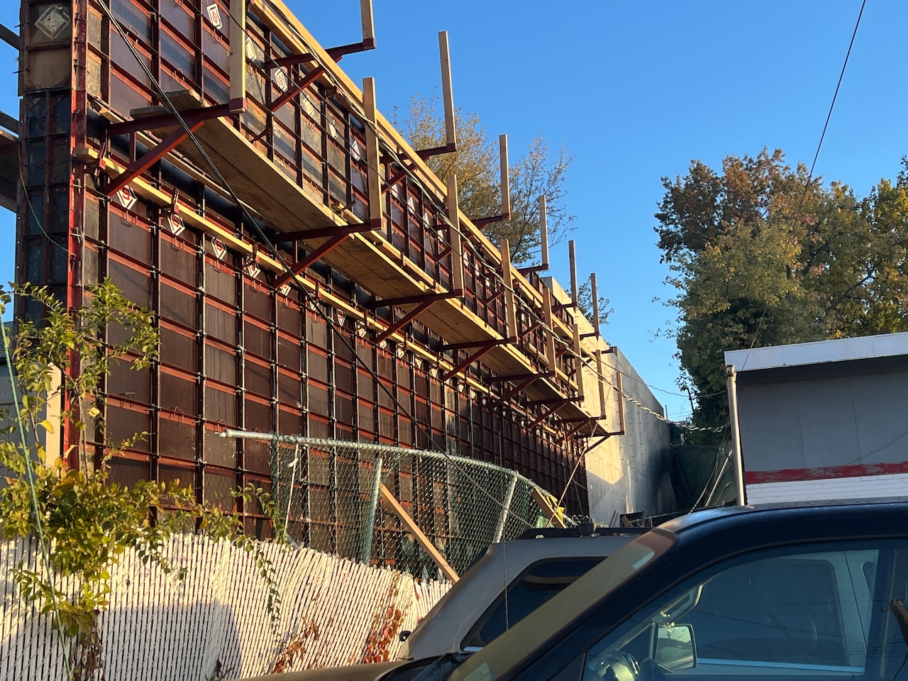 Massive concrete walls are being built around this Staten Island battery storage project. Here’s why.