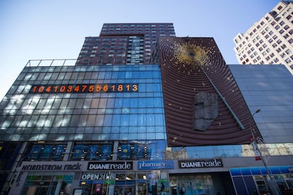 The facade of Duane Reade, with the Union Square metronome.