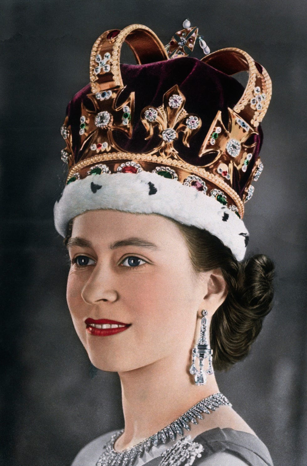 a portrait of young elizabeth ii (1926 ) of great britain and northern ireland, wearing the crown of the kings and queens of england for her coronation in june of 1953. (photo by © hulton deutsch collection/corbis/corbis via getty images)