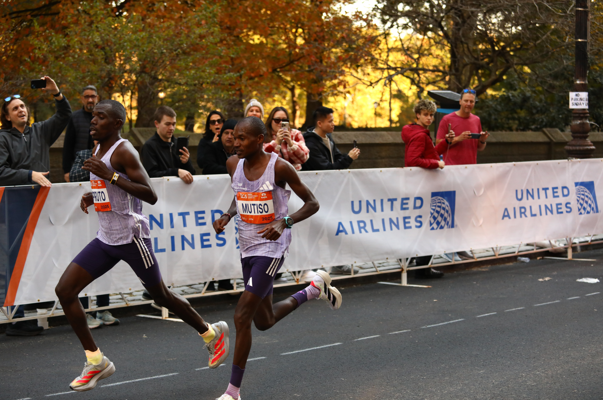 Benson Kipruto and Alexander Mutiso in the final 800m. 