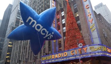 Gusty Winds Threaten Balloons At Macy's Thanksgiving Day Parade