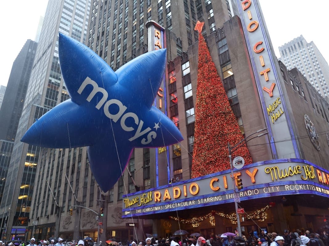 Gusty Winds Threaten Balloons At Macy's Thanksgiving Day Parade