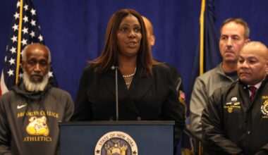 UPS stole Christmas season wages: New York lawsuit