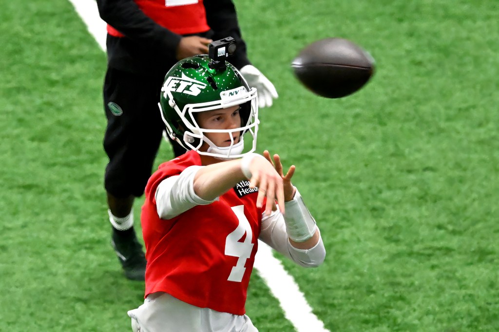 Jets quarterback Brady Cook (4) practices in Florham Park, NJ. 