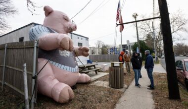 Inflatable pig highlights union protest in Great Neck