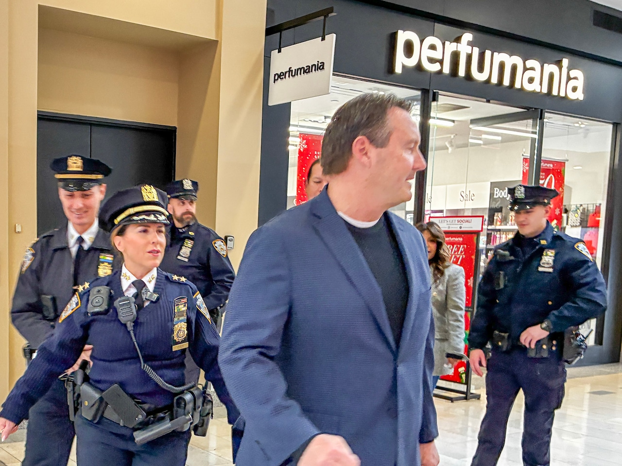 Crime walkthrough SI Mall holiday 2025