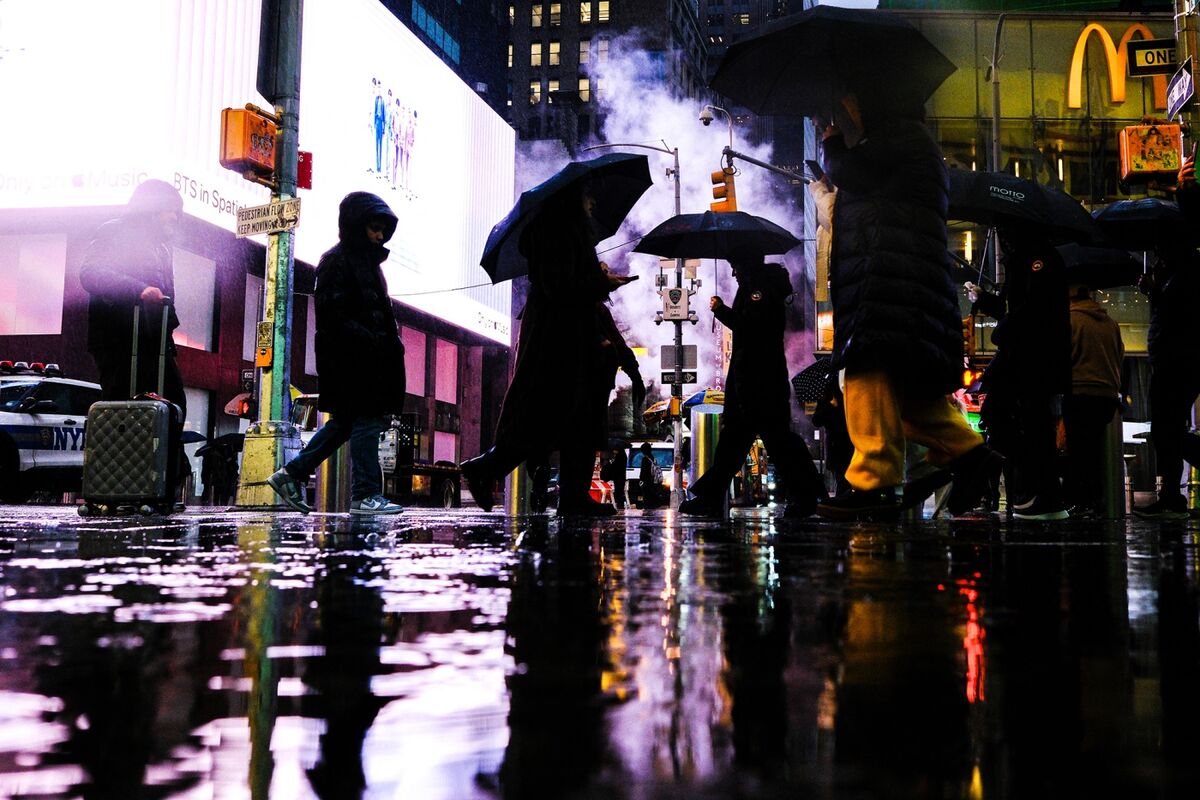 New York Pounded by Winds, Rain Ahead of Holiday Weekend