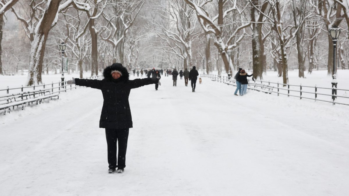 NYC snow tapers off, temps stay below freezing Saturday – NBC New York