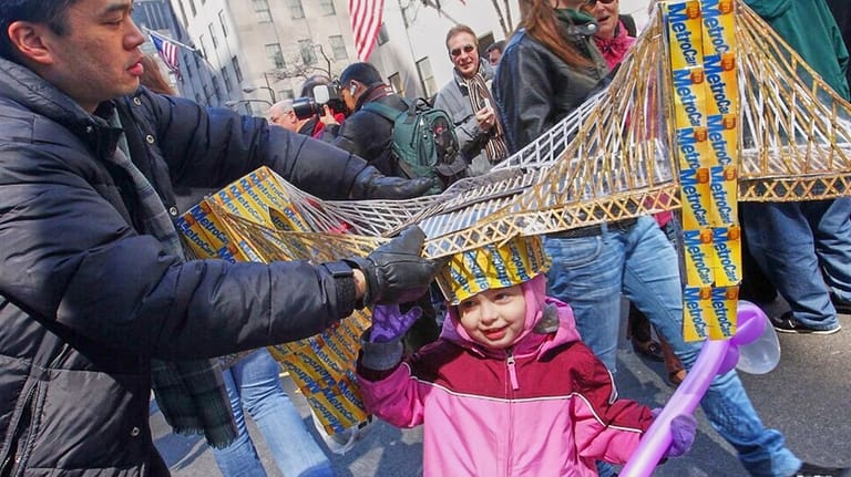 Russell Chin, left, helps Angie Hoyle, 3, of the Brooklyn...