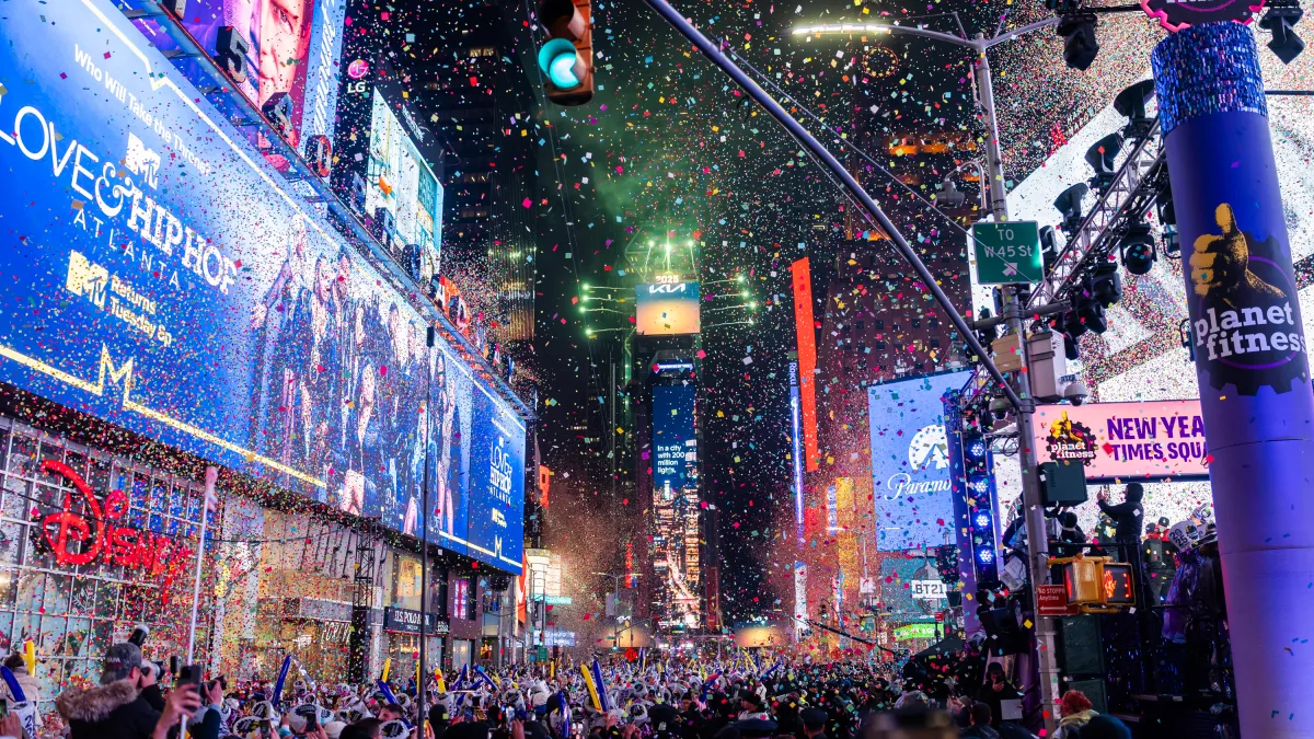 What to know about getting to and from NYC New Year’s Eve fun on mass transit – NBC New York