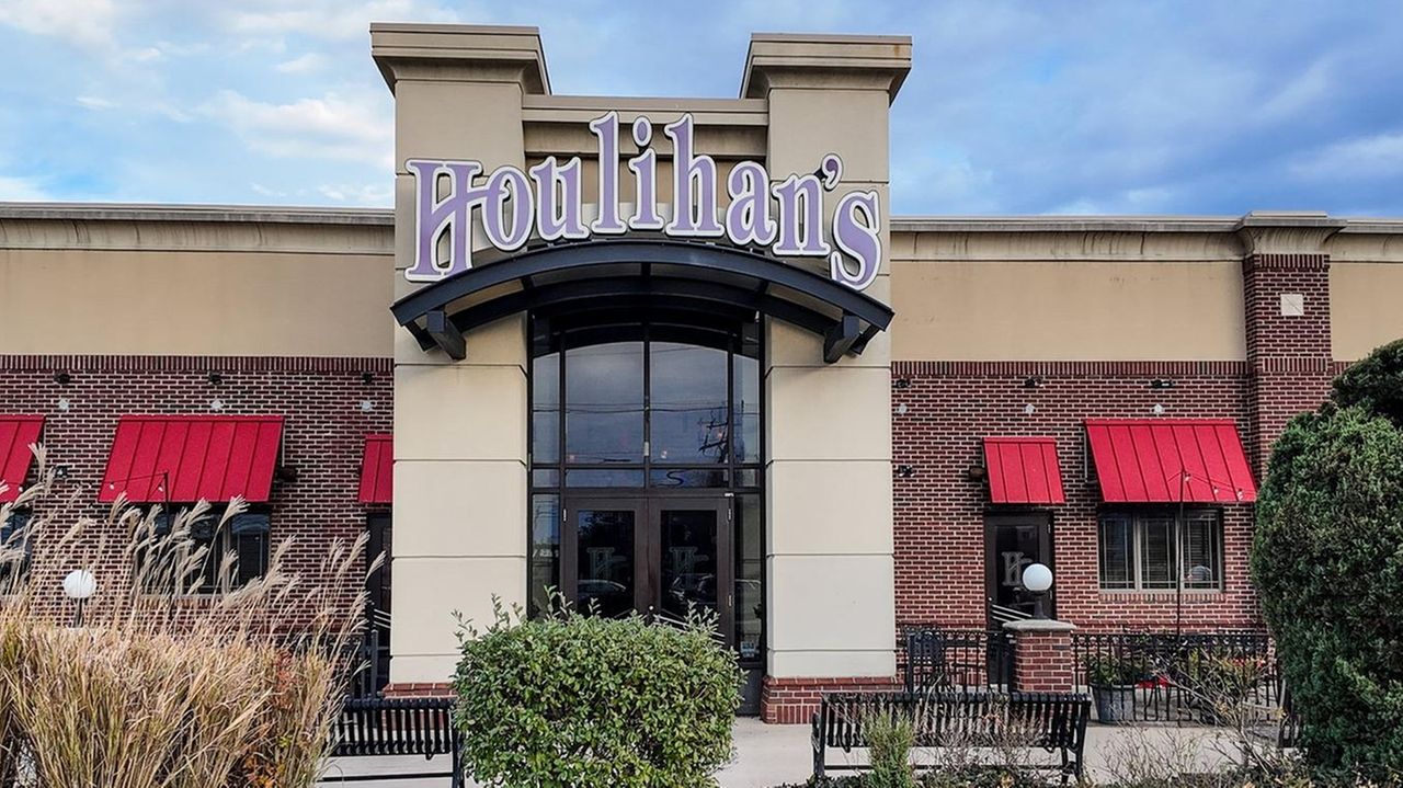 Last Houlihan's on Long Island to close