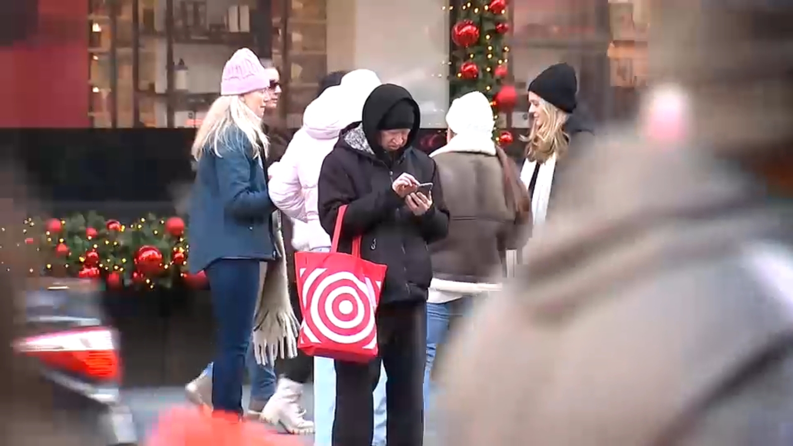 Holiday shoppers out looking for last-minute gifts before Christmas in NY, NJ