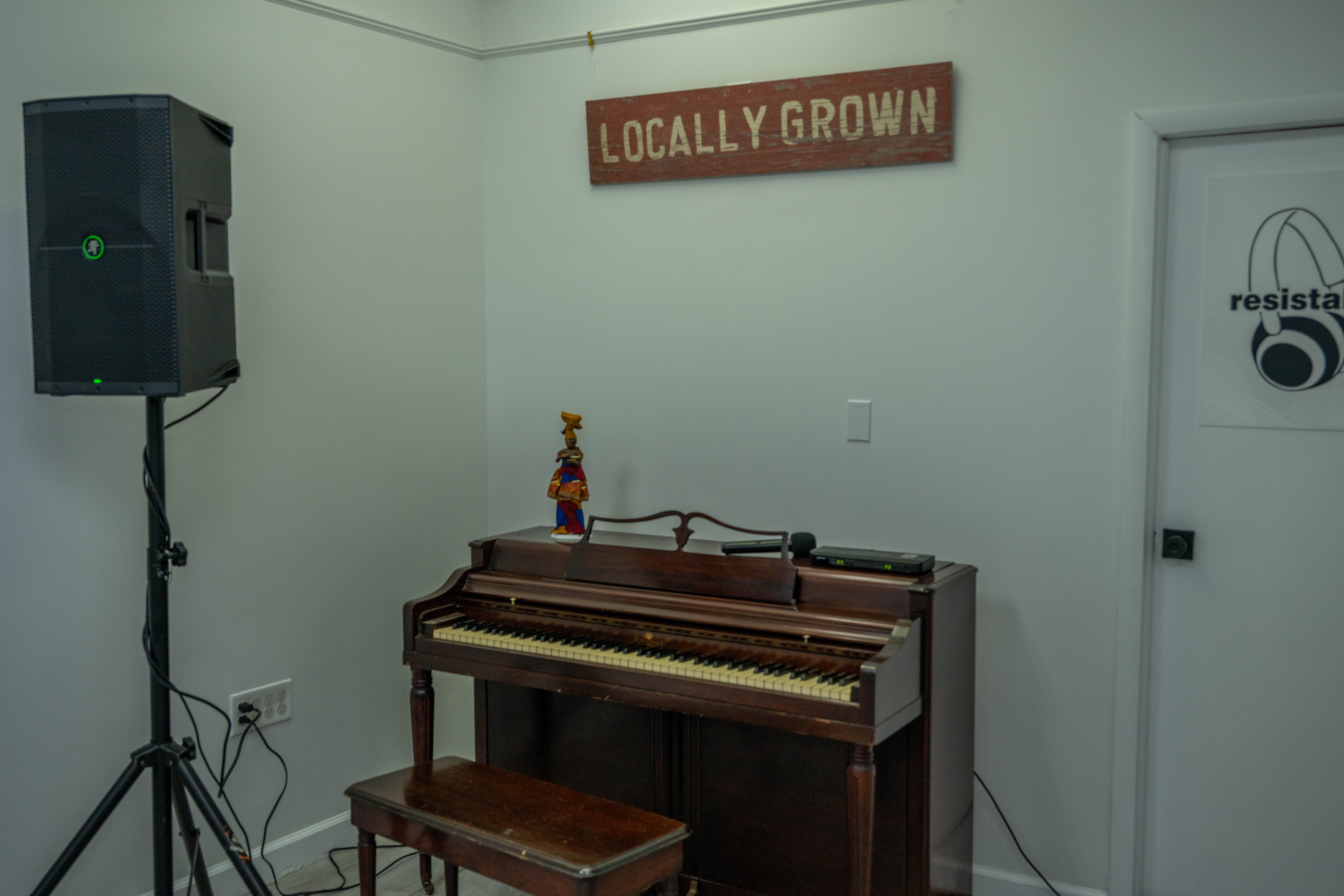 More than one hundred people turned out for the grand opening of the Staten Island Urban Center’s new storefront at 206 Bay Street in Tompkinsville on Saturday, December 6, 2025. (Owen Reiter for the Advance/SILive.com)