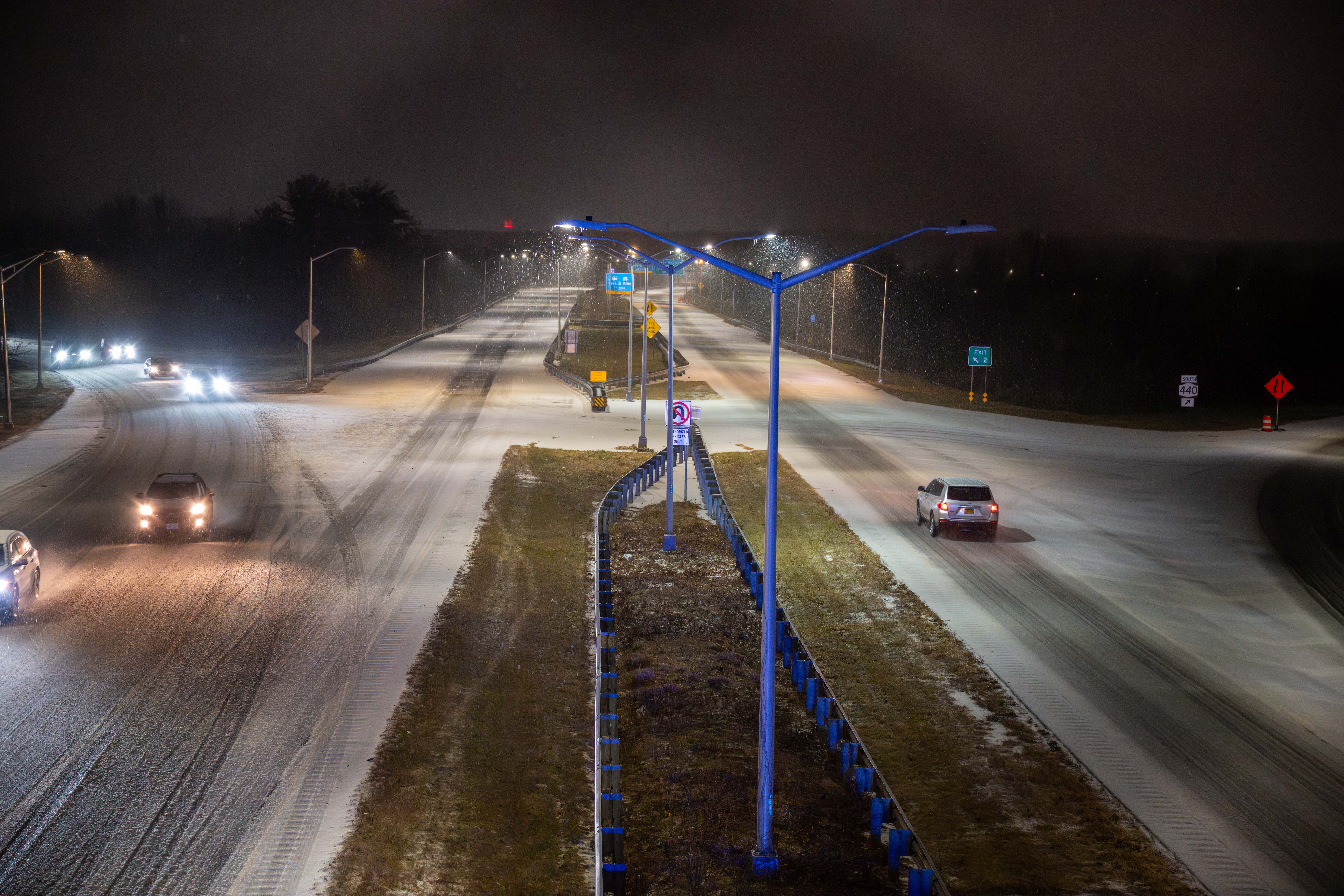 Snow begins to cover the West Shore Expressway near Englewood Ave in Charleston on Friday, Dec. 26, 2025. (Owen Reiter for the Advance/SILive.com)