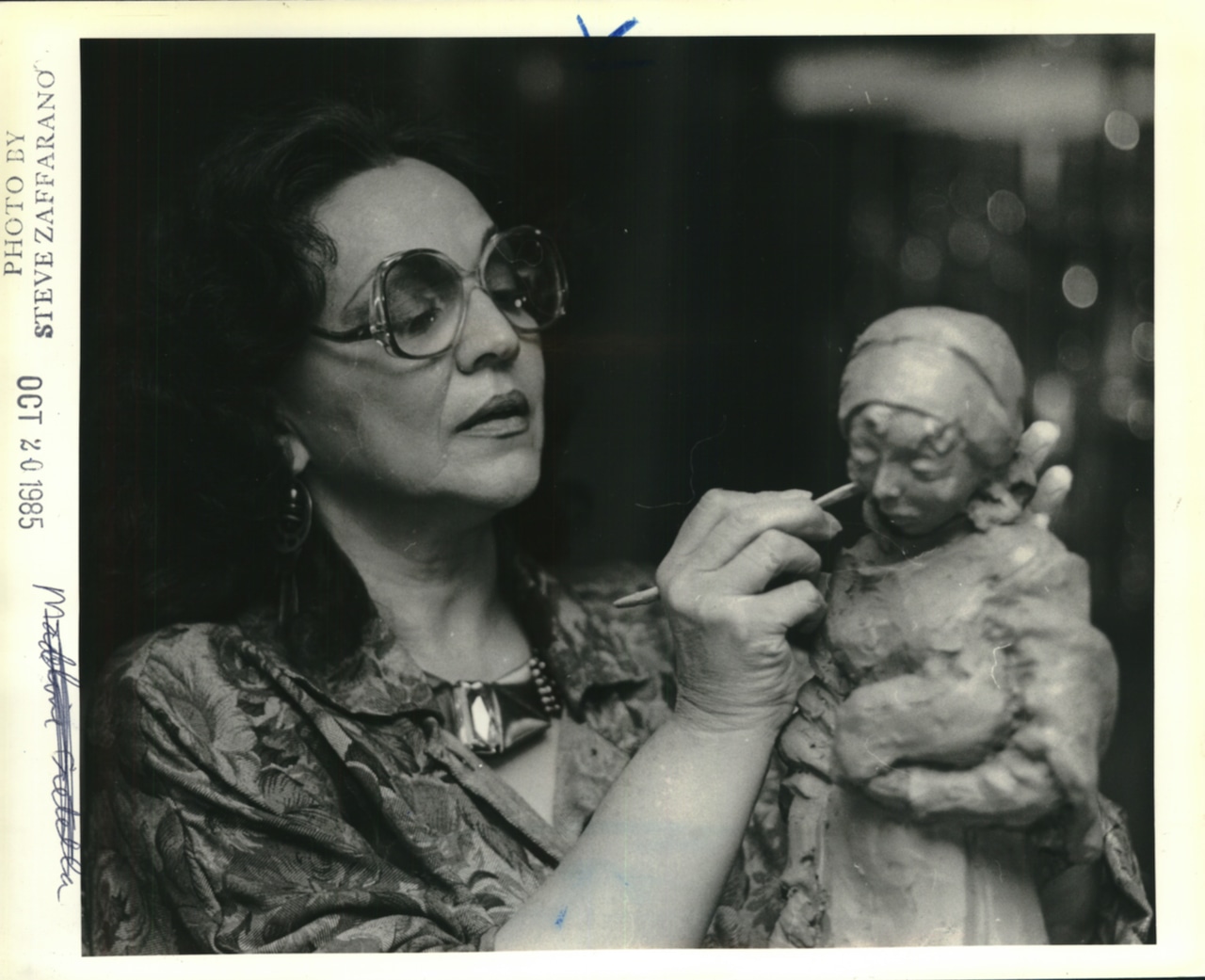 1985 Press Photo Madeline Cretella sculpts a piece entitled "Migration"