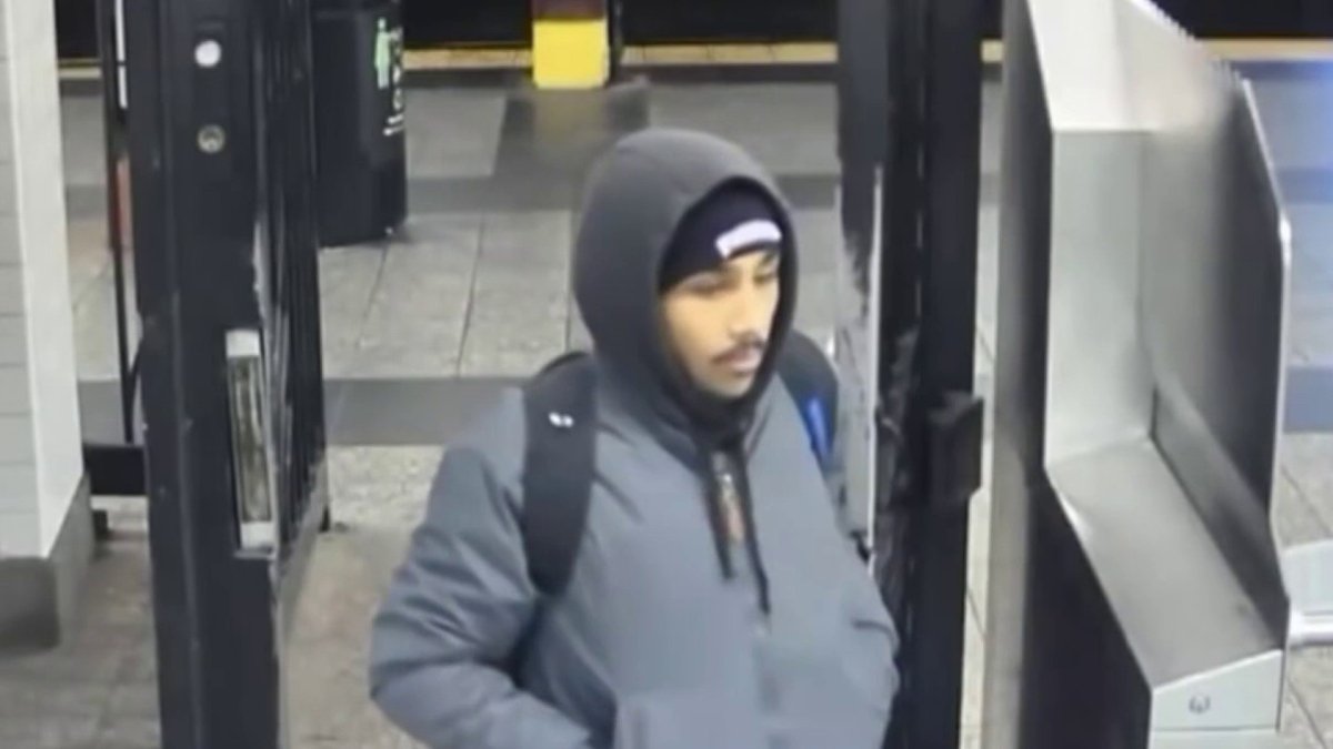 NYPD searching for man accused of setting sleeping subway rider on fire in Manhattan – NBC New York