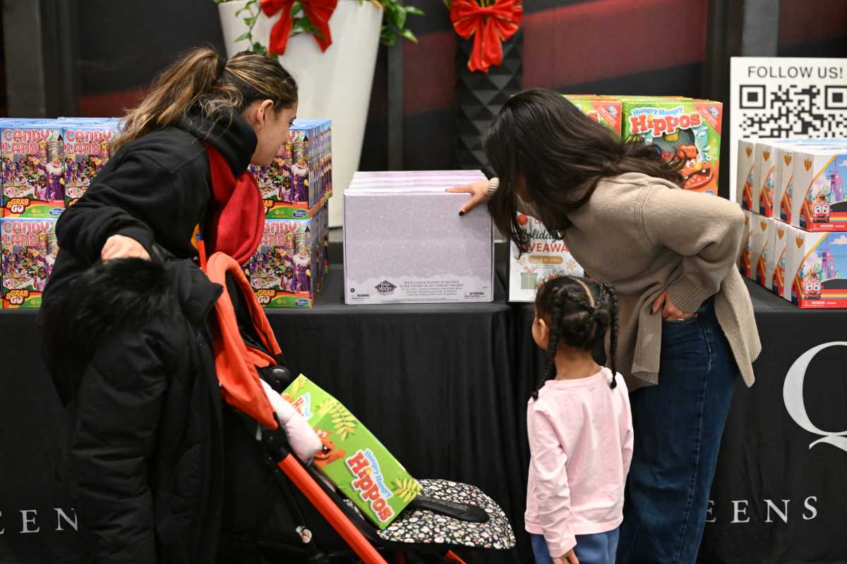 Queens Center mall hosts holiday toy giveaway – QNS