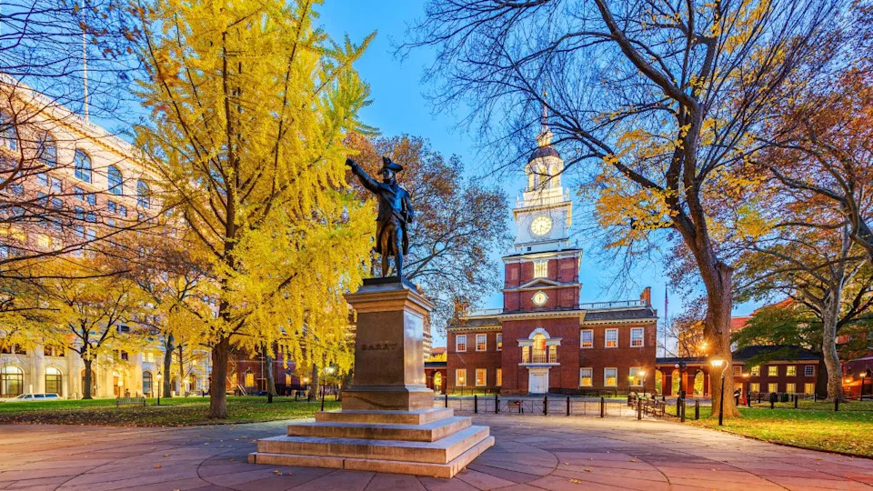 PHILADELPHIA, PENNSYLVANIA - NOVEMBR 16, 2016: Independence Hall in autumn season at blue hour.