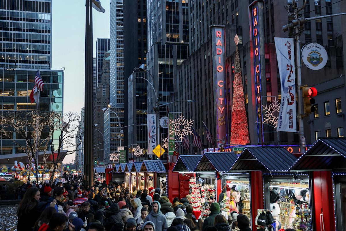 Heavy Snow to Blanket New York and Snarl Holiday Weekend Travel