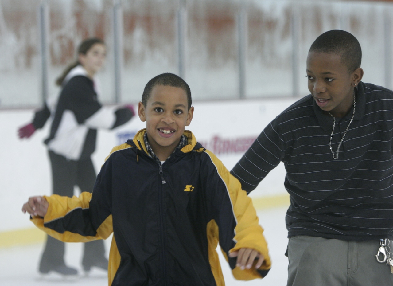 2005 Press Photo Ice Skaters at War Memorial Skating Rink at Clove Lakes Park
