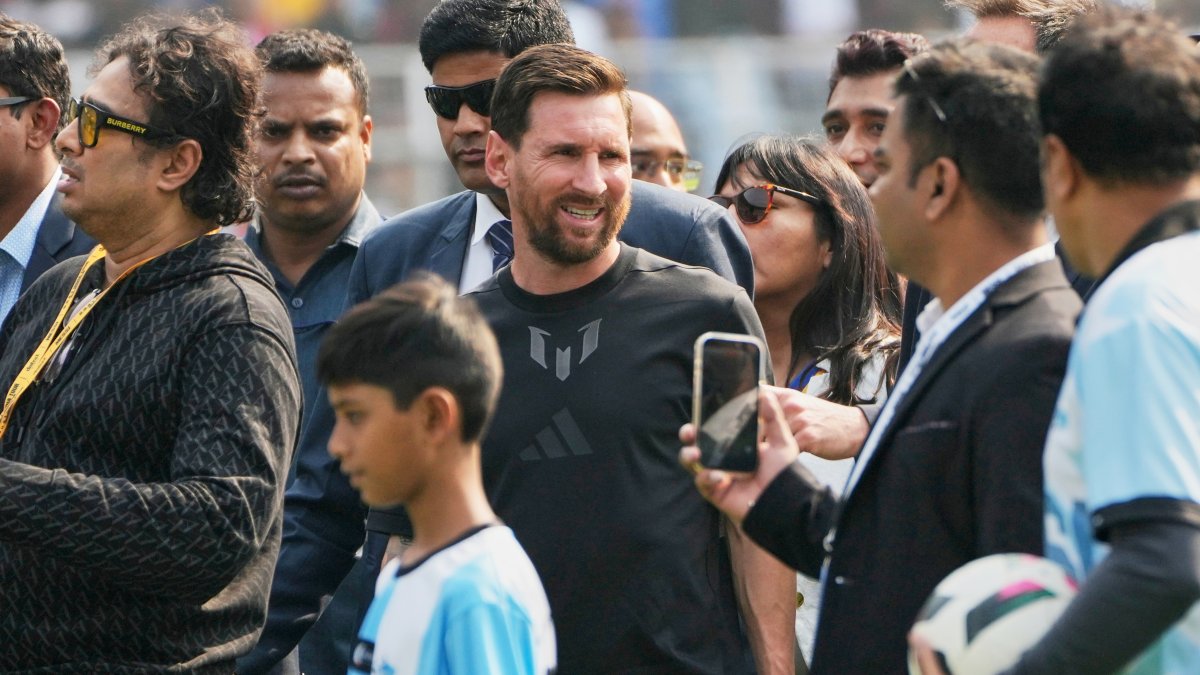 Messi’s India tour turns chaotic as fans storm field – NBC New York