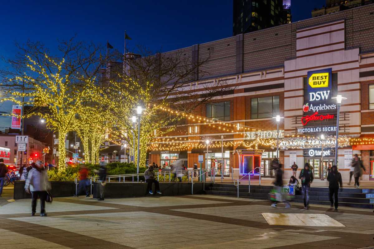 Atlantic Terminal turns up the holiday cheer with markets, music and family fun • Brooklyn Paper
