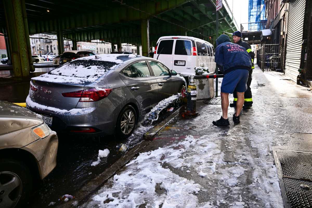 Firefighters battle Sunset Park house fire as blocked hydrant, freezing temps hamper efforts • Brooklyn Paper