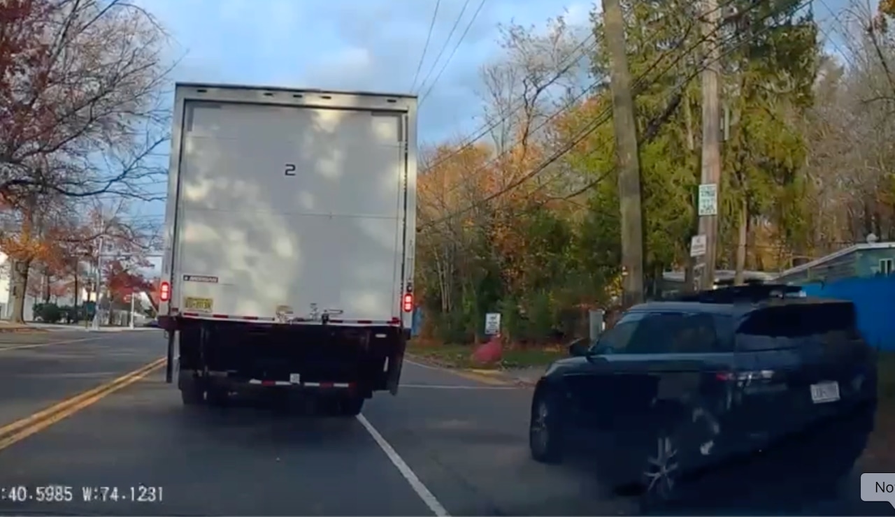 Watch: Driver dangerously swerves around traffic near this Staten Island school