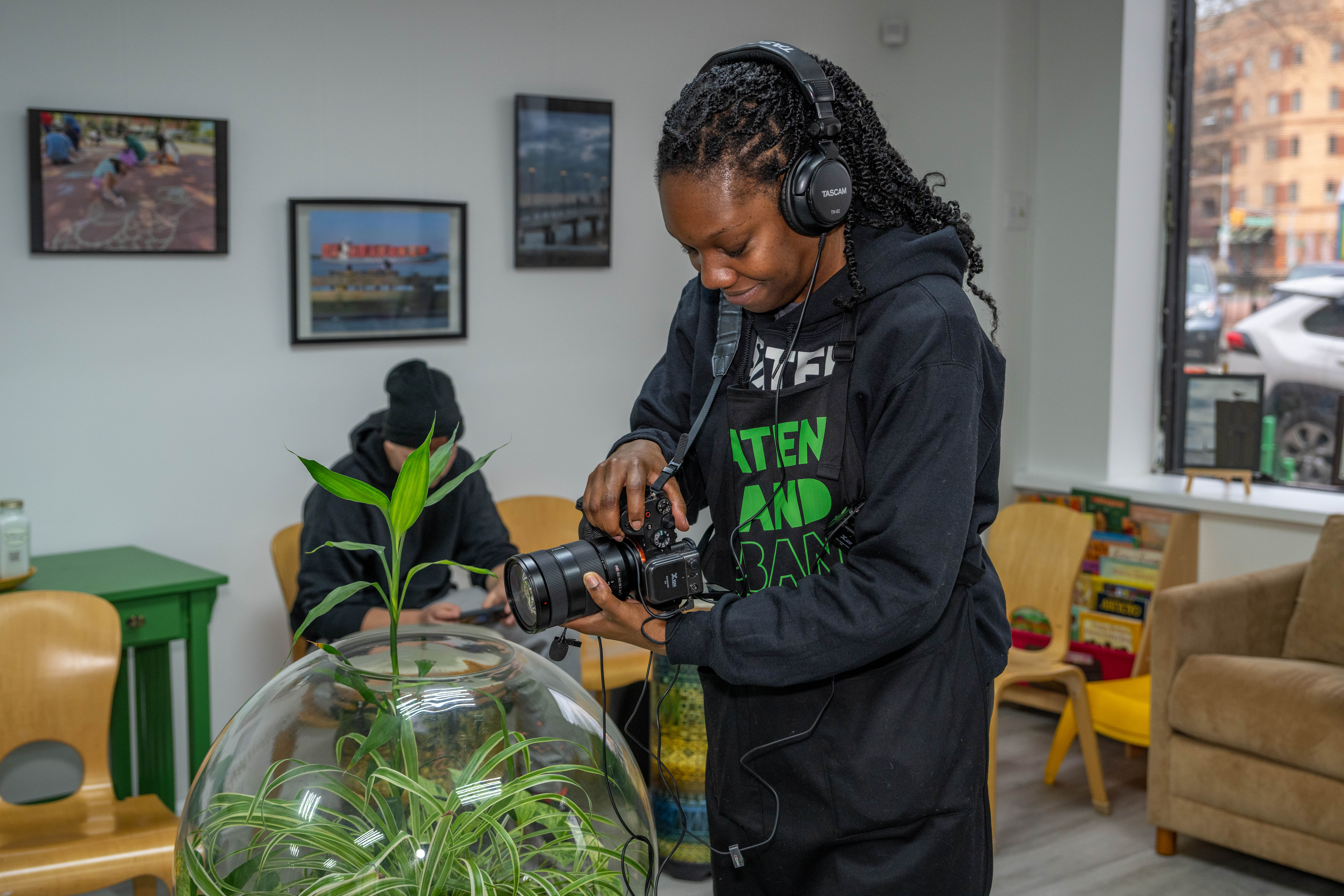 More than one hundred people turned out for the grand opening of the Staten Island Urban Center’s new storefront at 206 Bay Street in Tompkinsville on Saturday, December 6, 2025. (Owen Reiter for the Advance/SILive.com)