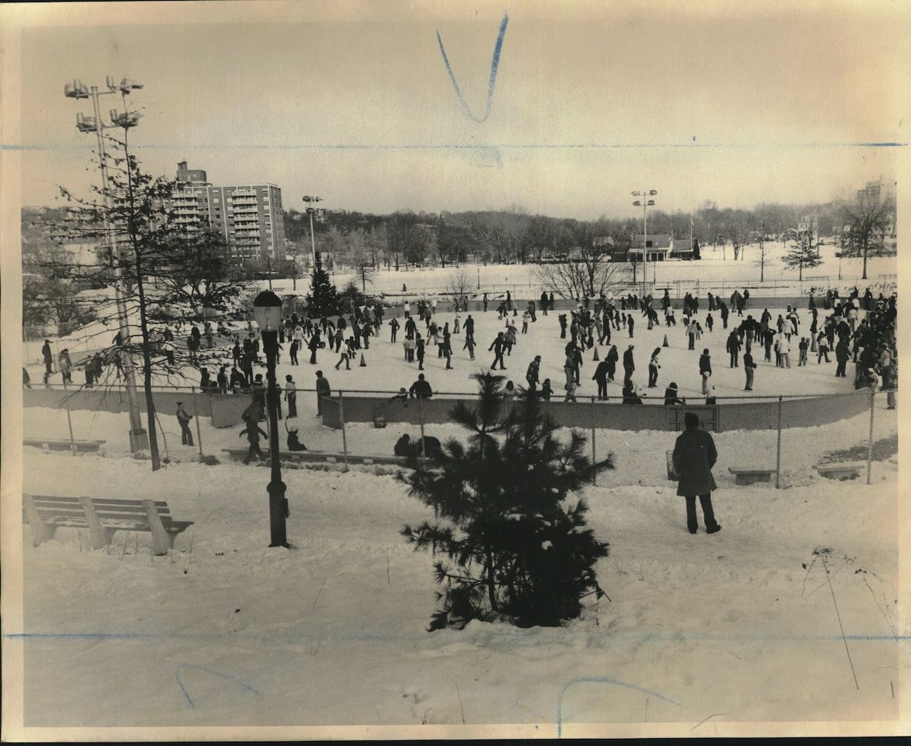 1977 Press Photo Snowy Backdrop for Ice Skaters at War Memorial Skating Rink