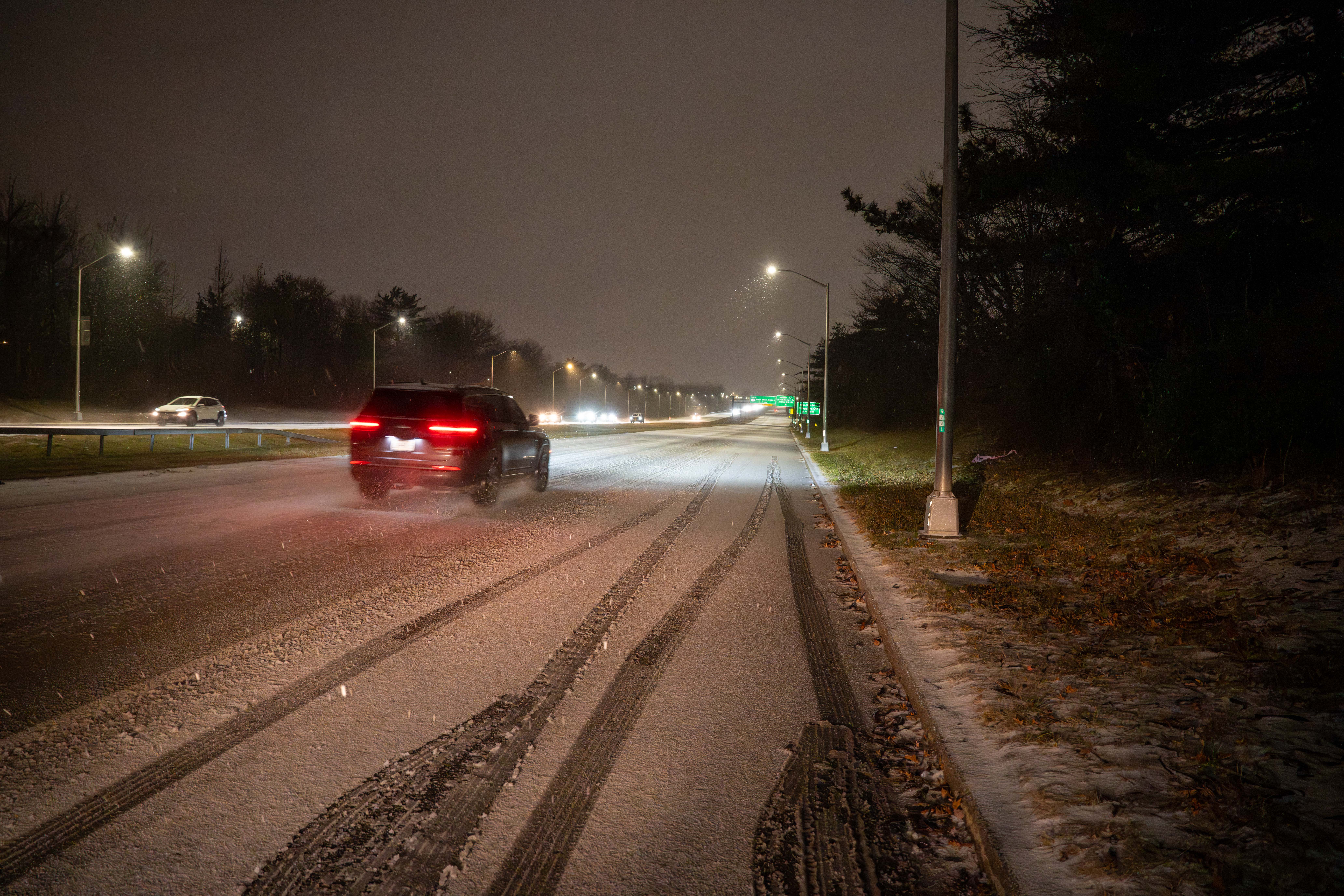 Snow begins to cover the Korean War Veterans Parkway in Huguenot on Friday, Dec. 26, 2025. (Owen Reiter for the Advance/SILive.com)