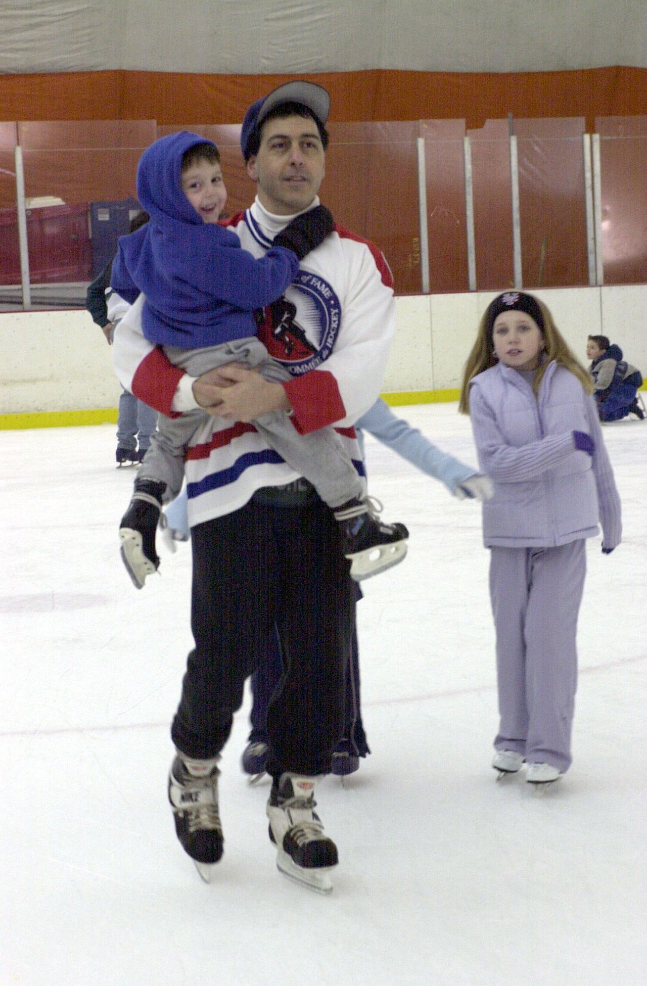 2001 Press Photo Ice Skaters at War Memorial Skating Rink at Clove Lakes Park