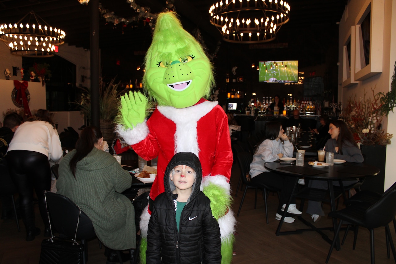 Santa and Grinch visit new Staten Island restaurant