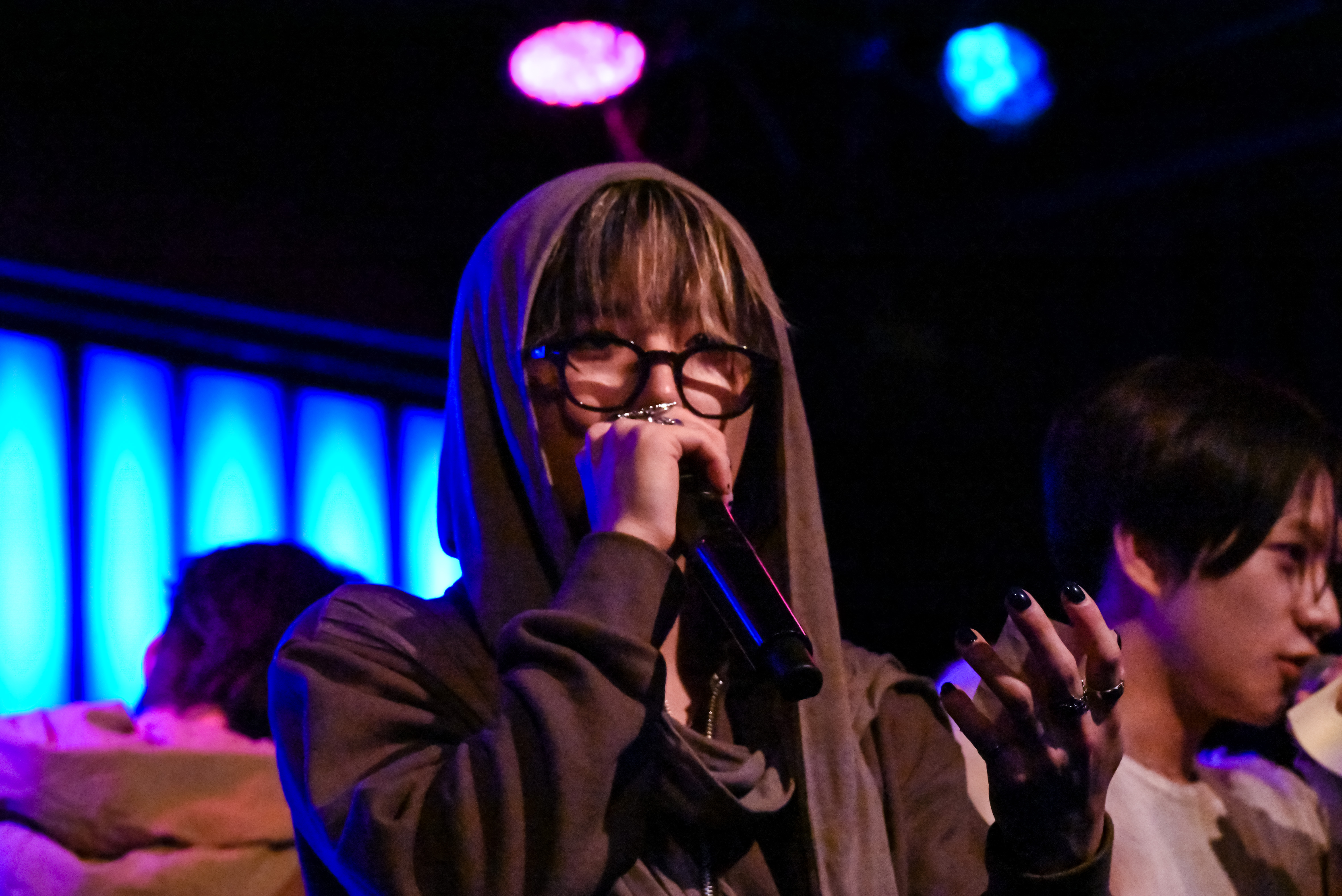 JUSTB member Geonu talks with fans.