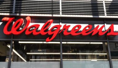 What stores are open on Christmas Day 2025? Which are closed?