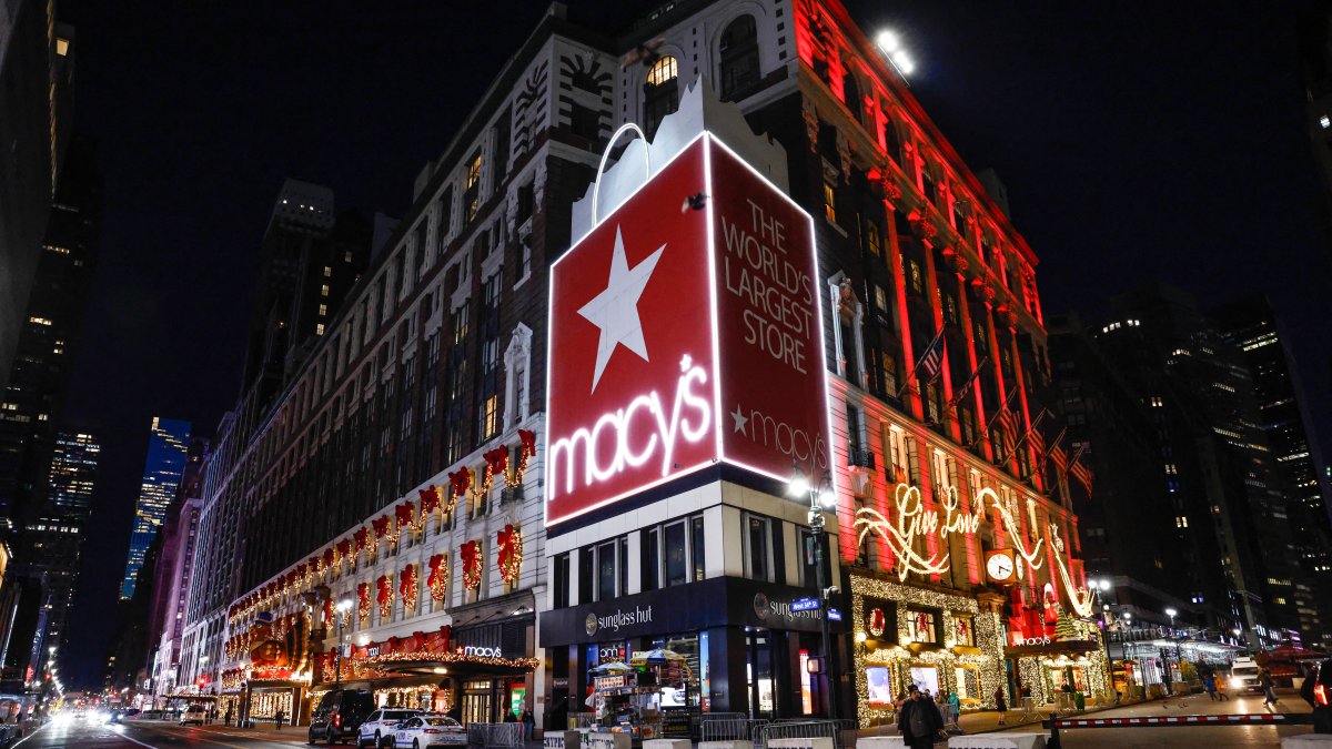 Woman stabbed in apparent random attack at Macy’s Herald Square – NBC New York