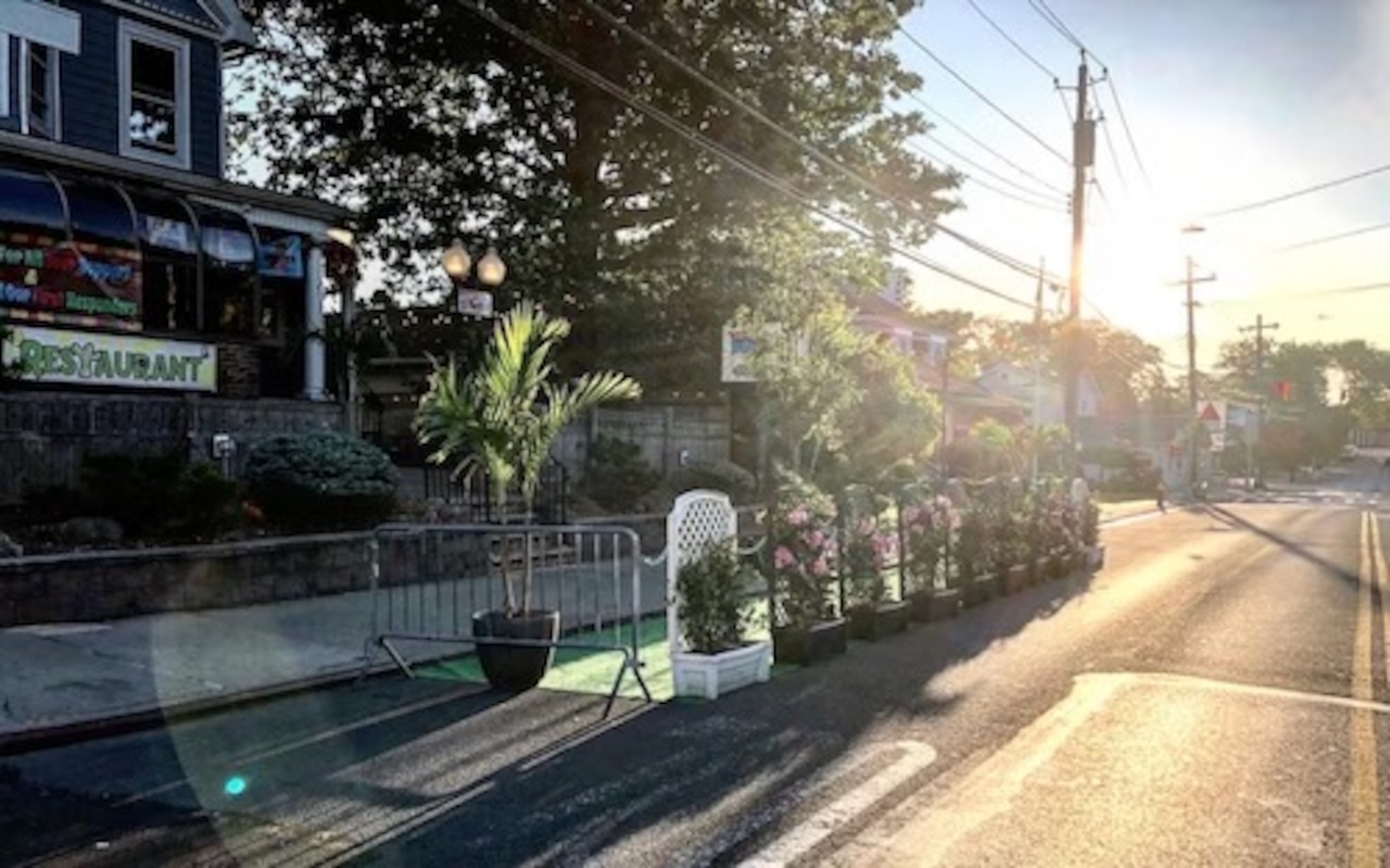 Early outdoor dining