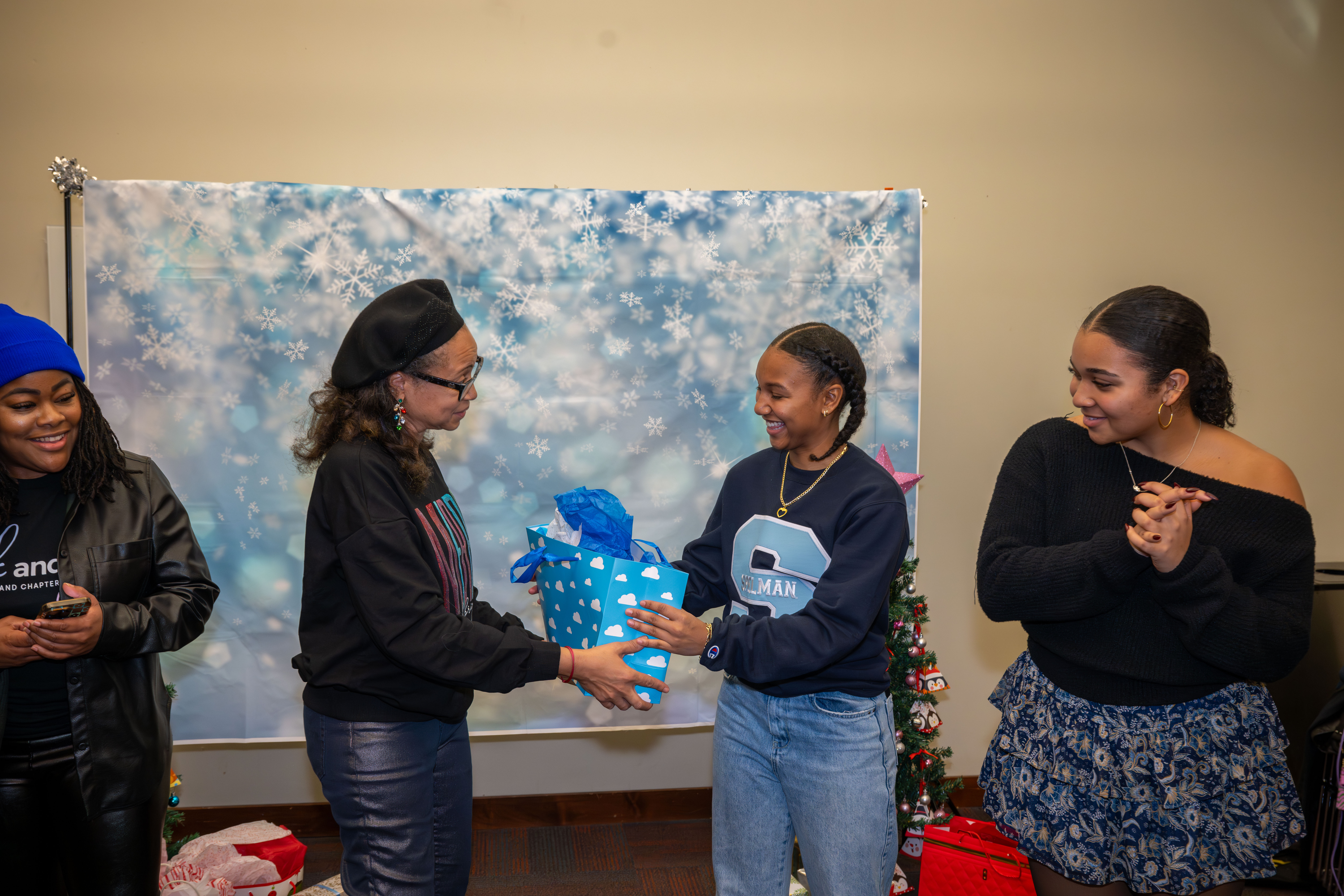 Kamora Freelend, the youngest African-American female pilot to earn her private license, and student pilot Sophie Robinson speak to middle school students at a meeting of Jack and Jill of America, Staten Island Tweens at the College of Staten Island in Willowbrook on Saturday, Dec. 20, 2025. (Owen Reiter for the Advance/SILive.com)