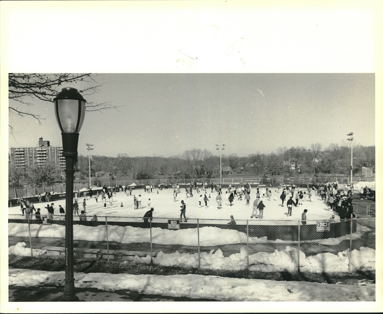 1987 Press Photo Ice Skaters at War Memorial Skating Rink at Clove Lakes Park