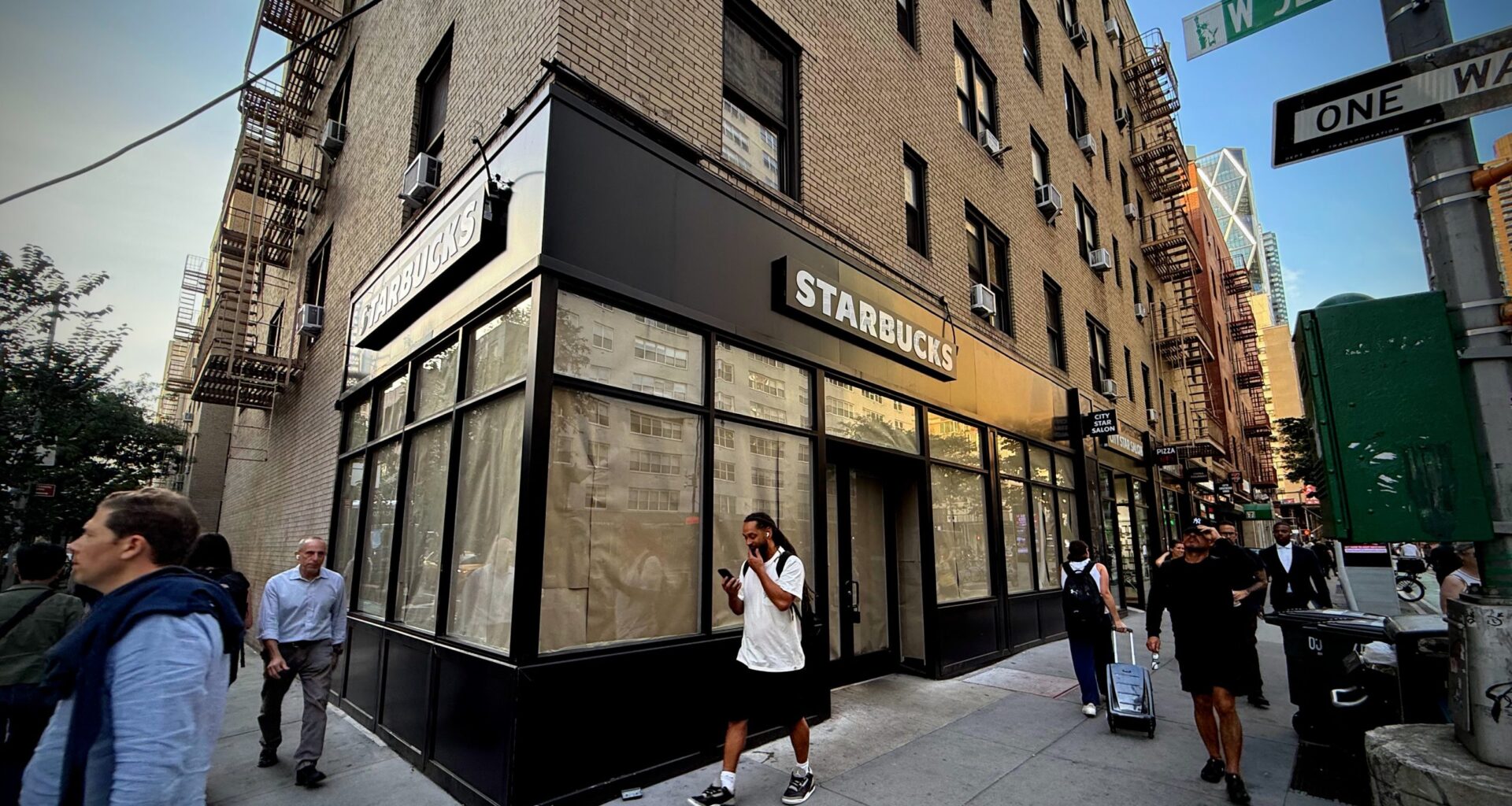 Dunkin Overtakes Starbucks in Manhattan as Chain Stores Pull Back Across NYC