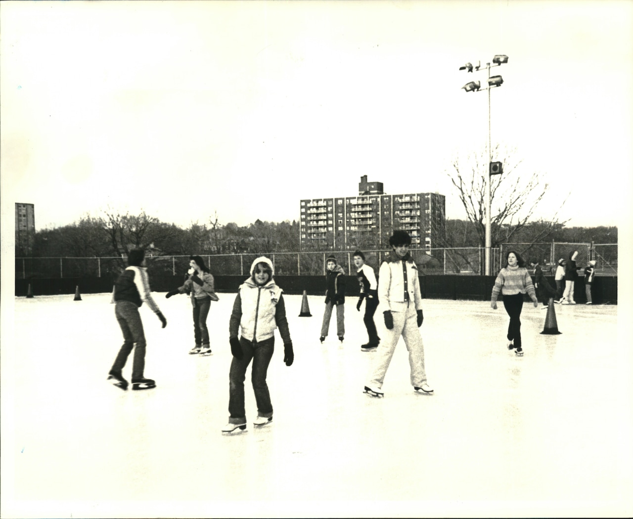 1980 Press Photo Ice skaters at War Memorial Skating Rink, Clove Lakes Park