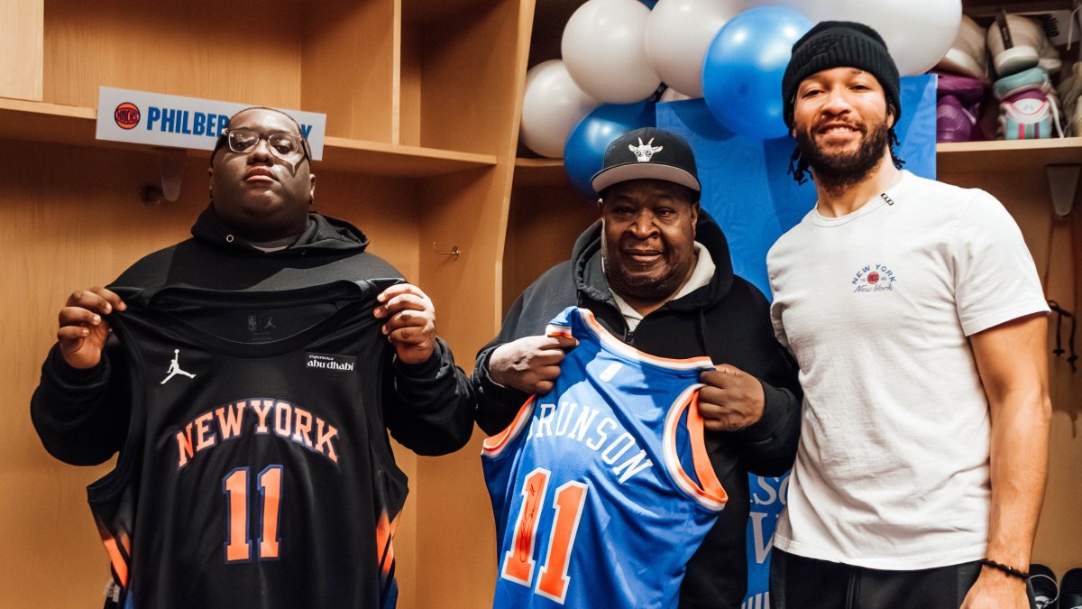 See Knicks star Jalen Brunson surprise families with holiday gifts – NBC New York