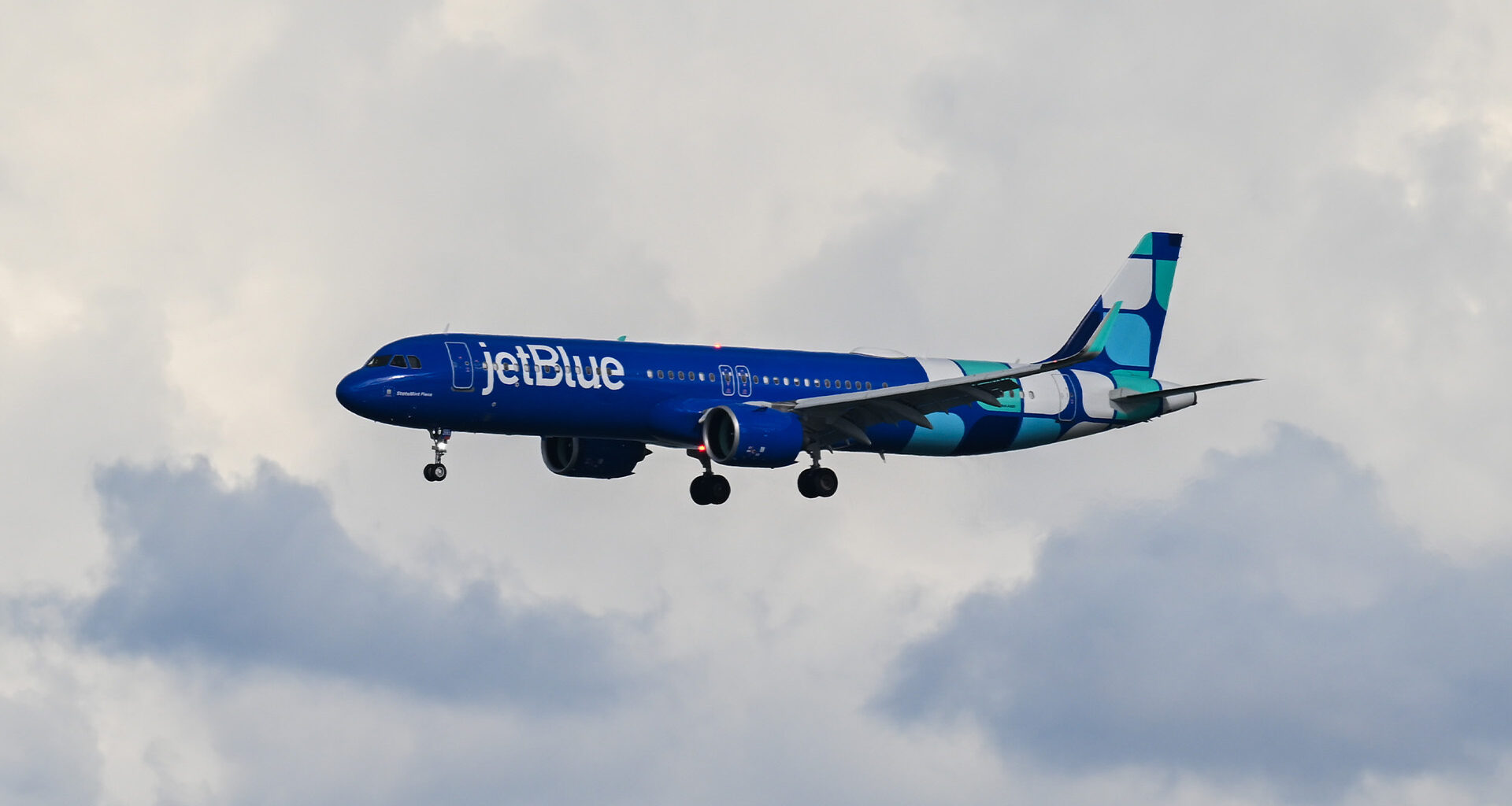 JetBlue gives travelers 'cozy New York apartment' treatment with new airport lounge — you can get in for as low as $39