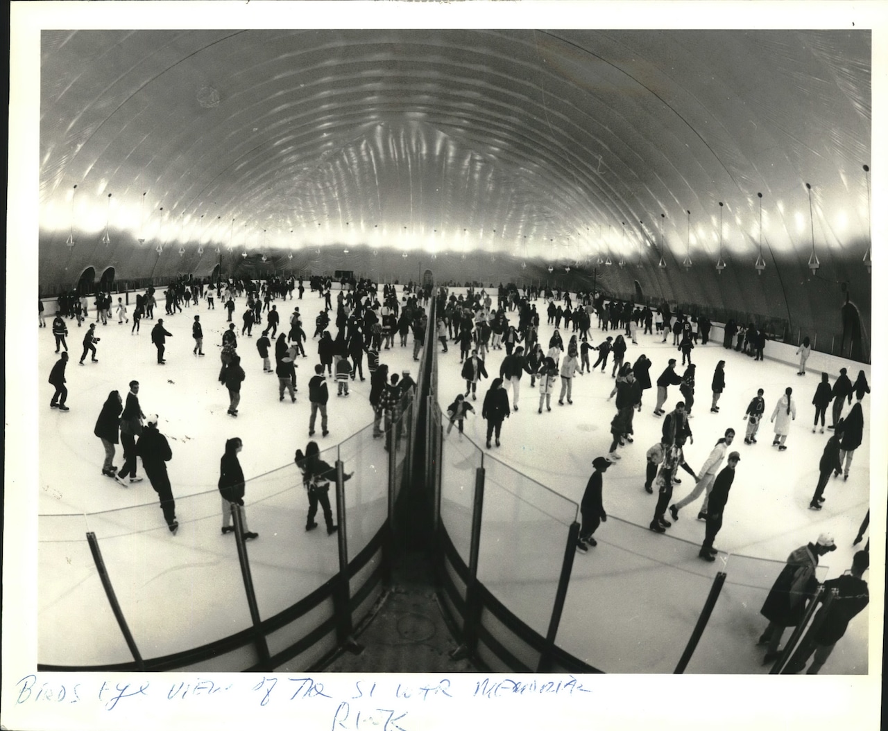 1992 Press Photo Ice Skaters at War Memorial Skating Rink in Cloves Lake Park