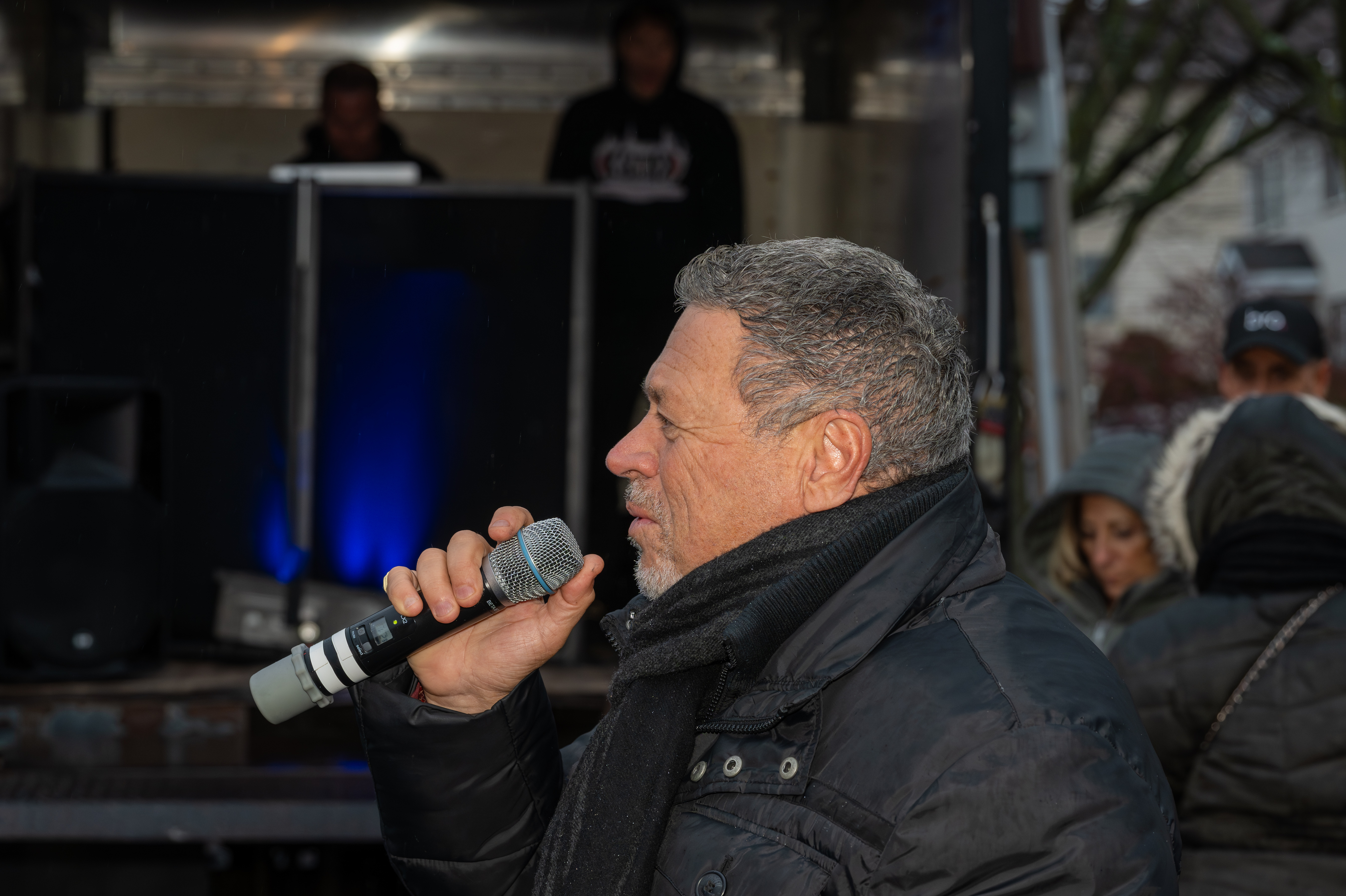 Singer Angelo Venuto performs at Staten Island’s famous “Lights For Life” Christmas display at the home of Joseph and Marisa DiMartino on Sunday, November 30, 2025, in Charleston. (Owen Reiter for the Advance/SILive.com)